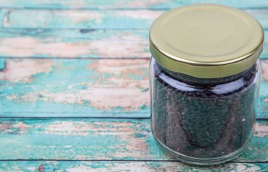 Bir kavanoz içinde siyah darı