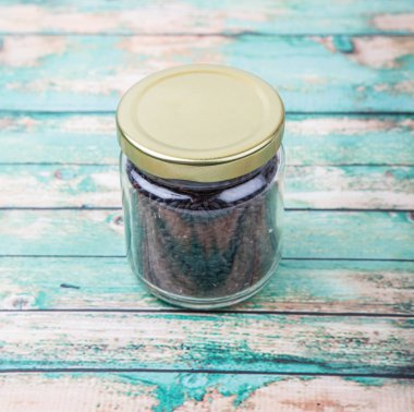 Bir kavanoz içinde siyah darı