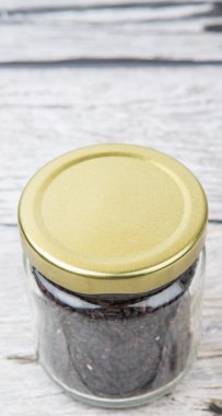 Bir kavanoz içinde siyah darı