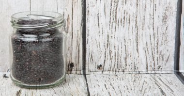 Bir kavanoz içinde siyah darı