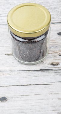 Bir kavanoz içinde siyah darı