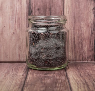 Bir kavanoz içinde siyah darı