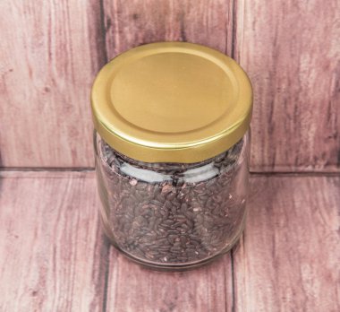 Bir kavanoz içinde siyah darı