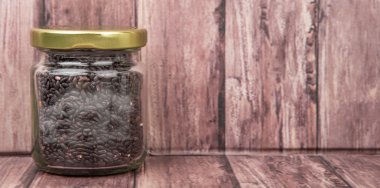 Bir kavanoz içinde siyah darı