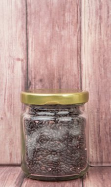 Bir kavanoz içinde siyah darı