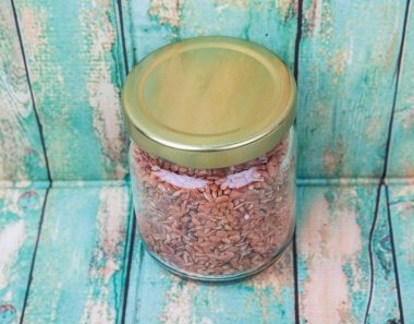 Bir kavanoza kahverengi darı