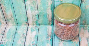 Bir kavanoza kahverengi darı