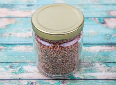 Bir kavanoza kahverengi darı