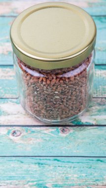 Bir kavanoza kahverengi darı