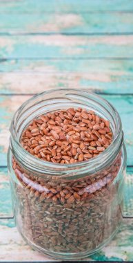 Bir kavanoza kahverengi darı