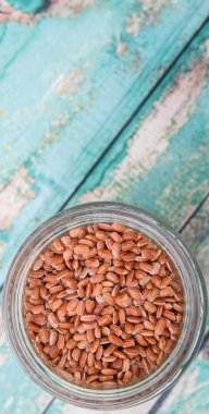 Bir kavanoza kahverengi darı