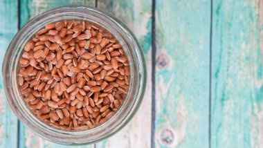 Bir kavanoza kahverengi darı