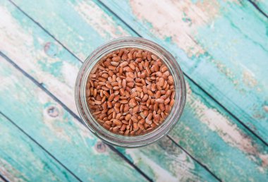 Bir kavanoza kahverengi darı