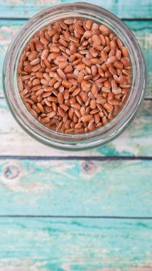 Bir kavanoza kahverengi darı