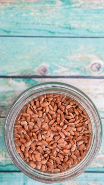 Bir kavanoza kahverengi darı