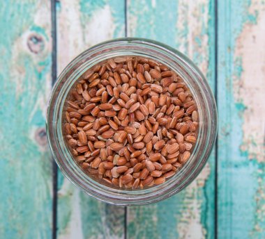 Bir kavanoza kahverengi darı