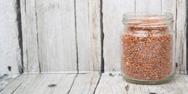 Bir kavanoza kahverengi darı