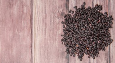 Tablo üzerinde siyah darı