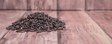 Tablo üzerinde siyah darı