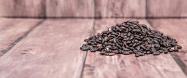 Tablo üzerinde siyah darı