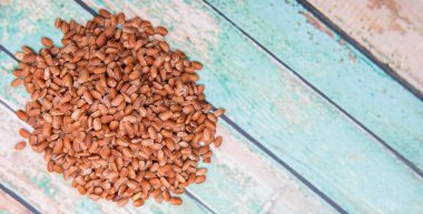 Tablo üzerinde kahverengi darı