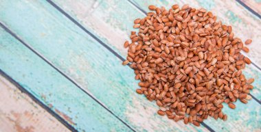 Tablo üzerinde kahverengi darı