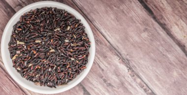 siyah yapışkan pirinç