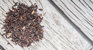 siyah yapışkan pirinç