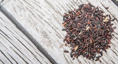 siyah yapışkan pirinç