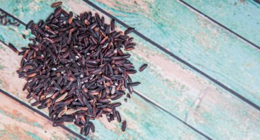 siyah yapışkan pirinç