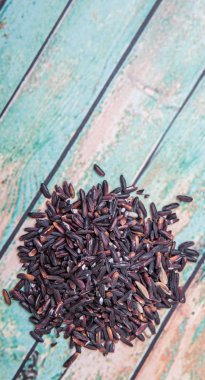 siyah yapışkan pirinç