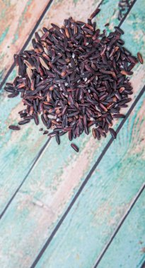 siyah yapışkan pirinç