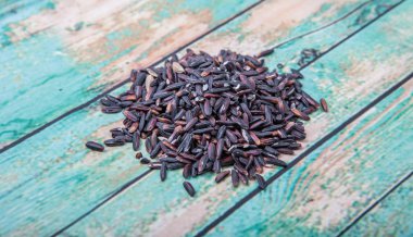 siyah yapışkan pirinç