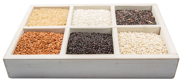 Rijst en gierst in een doos — Stockfoto