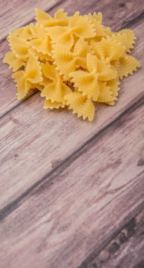 Makarna yay şeklinde