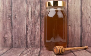 Uzun boylu kavanoz bal