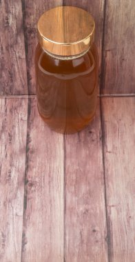 Uzun boylu kavanoz bal