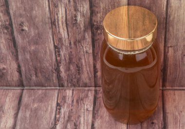 Uzun boylu kavanoz bal