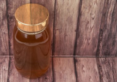 Uzun boylu kavanoz bal