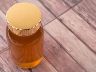 Uzun boylu kavanoz bal