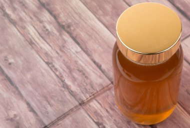 Uzun boylu kavanoz bal