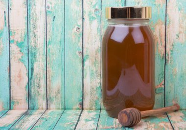 Uzun boylu kavanoz bal