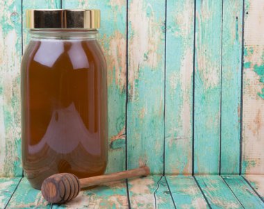 Uzun boylu kavanoz bal