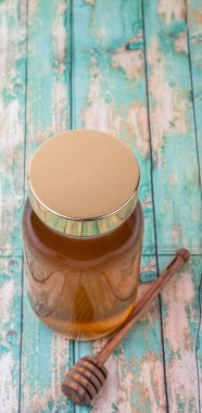 Uzun boylu kavanoz bal