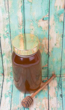 Uzun boylu kavanoz bal