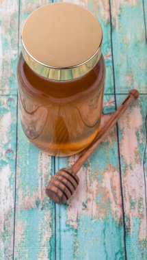 Uzun boylu kavanoz bal