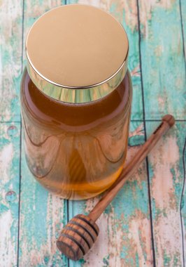 Uzun boylu kavanoz bal