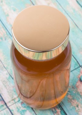 Uzun boylu kavanoz bal