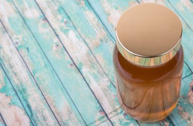 Uzun boylu kavanoz bal