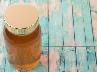 Uzun boylu kavanoz bal